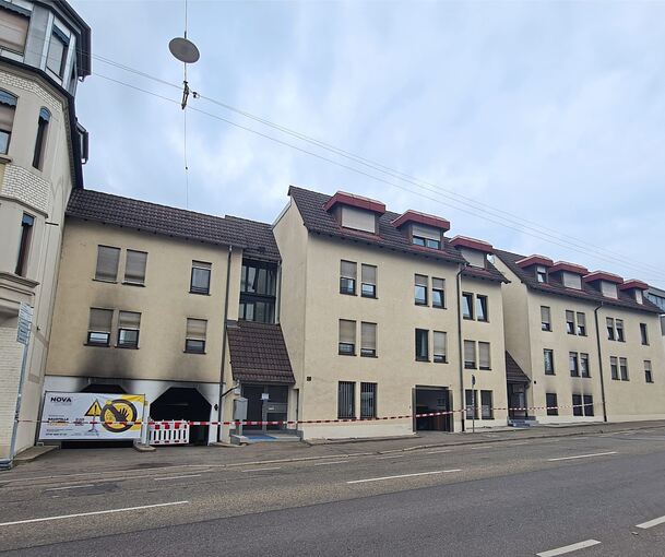 Polizeiabsperrband und verrußte Fassade: Seit dem letzten Brand am Sonntag sind die 27 Wohnungen an der Martin-Luther-Straße unbewohnt.
