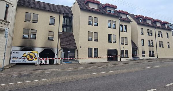 Polizeiabsperrband und verrußte Fassade: Seit dem letzten Brand am Sonntag sind die 27 Wohnungen an der Martin-Luther-Straße unb Polizeiabsperrband und verrußte Fassade: Seit dem letzten Brand am Sonntag sind die 27 Wohnungen an der Martin-Luther-Straße unbewohnt.