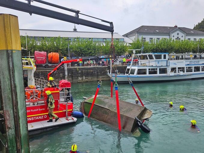Gekentertes Motorboot im Konstanzer Hafen Gekentertes Motorboot im Konstanzer Hafen
