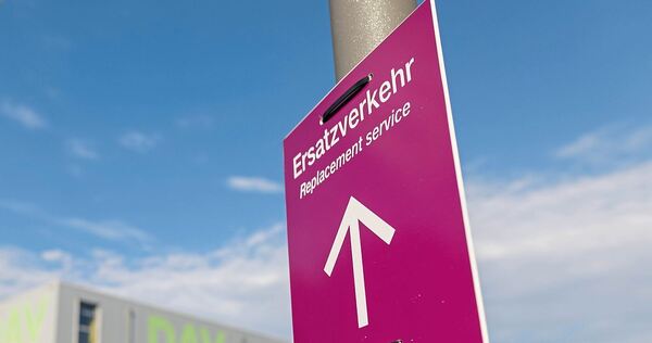 Schilder wie dieses werden die Bahnkunden in den nächsten Wochen auch zwischen Ludwigsburg, Bietigheim und auf der Frankenbahnst Schilder wie dieses werden die Bahnkunden in den nächsten Wochen auch zwischen Ludwigsburg, Bietigheim und auf der Frankenbahnstrecke begleiten.
