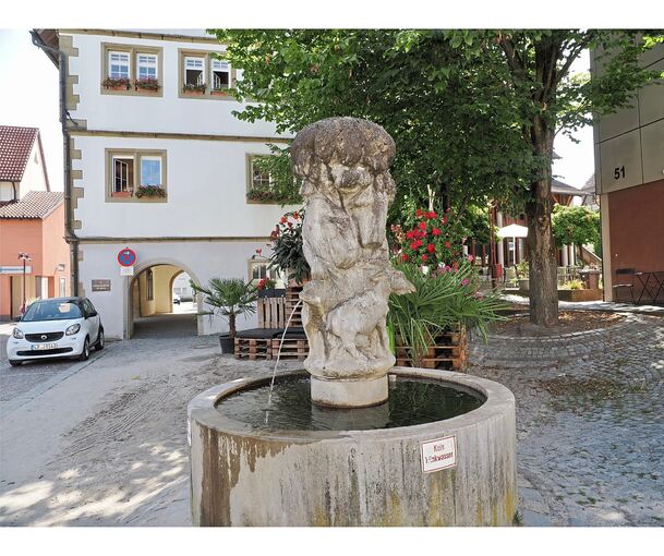 Der Brunnen am Löchgauer Rathaus, den Karl-Henning Seemann gestaltet hat.