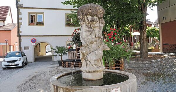 Der Brunnen am Löchgauer Rathaus, den Karl-Henning Seemann gestaltet hat.