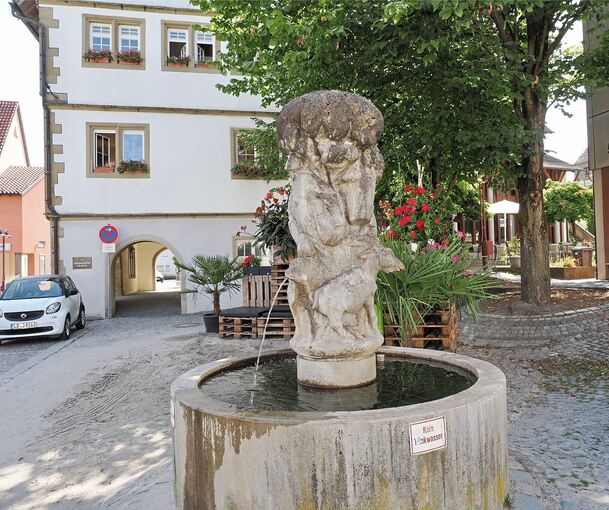 Brunnen von Karl-Henning Seemann am Löchgauer Rathaus.