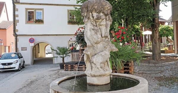 Brunnen von Karl-Henning Seemann am Löchgauer Rathaus.