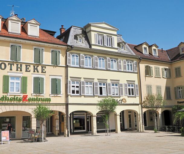 Das Gebäude am Marktplatz strahlt in neuem Glanze. An der Fassade verspricht das Baci Café und Bar, doch im Erdgeschoss herrscht Leere.