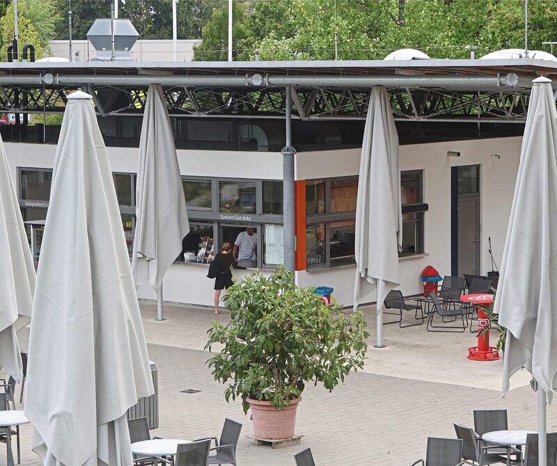 Sonnenschirme spenden Schatten im Gastrobereich. Sonnenschirme spenden Schatten im Gastrobereich.