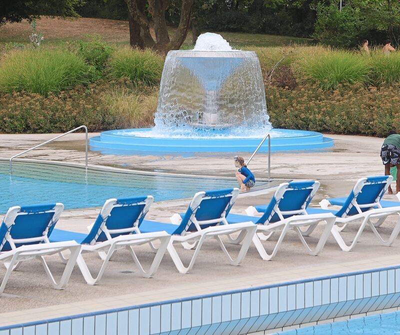 Heiß begehrt sind die Liegen an den Becken. Heiß begehrt sind die Liegen an den Becken.
