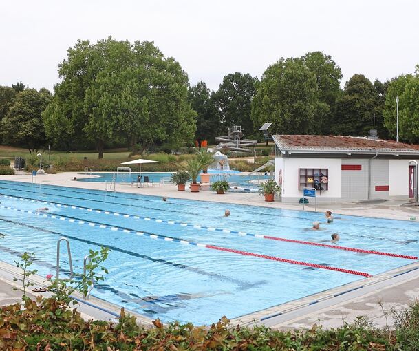 Das Sportbecken mit den beheizten Umkleidekabinen ist 50 Meter lang und hat sechs Bahnen.