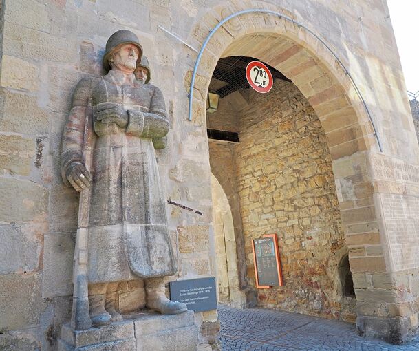 Die Erklärungstafel neben dem Kriegerdenkmal wird ausgetauscht.