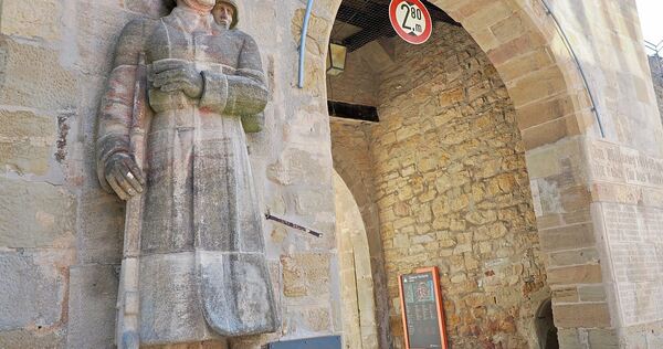 Die Erklärungstafel neben dem Kriegerdenkmal wird ausgetauscht. Die Erklärungstafel neben dem Kriegerdenkmal wird ausgetauscht.
