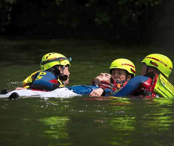 Die DLRG übt im Neckar für den Ernstfall.