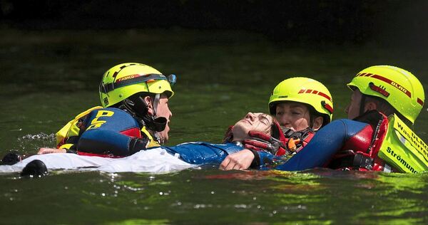 Die DLRG übt im Neckar für den Ernstfall. Die DLRG übt im Neckar für den Ernstfall.