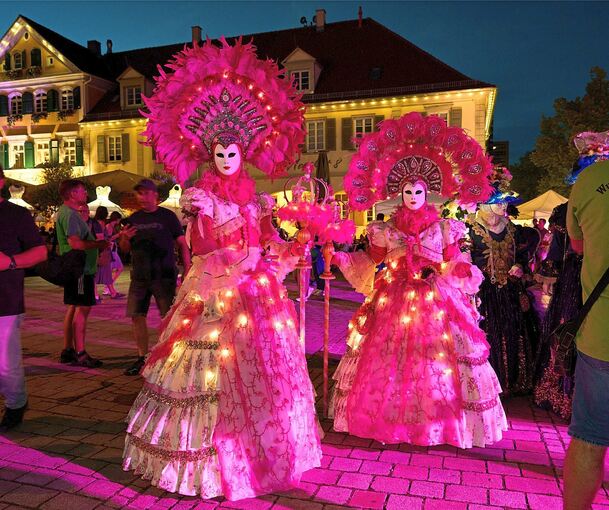 Maskenträger sind während der Venezianischen Messe wieder in Ludwigsburg unterwegs. Maskenträger sind während der Venezianischen Messe wieder in Ludwigsburg unterwegs.