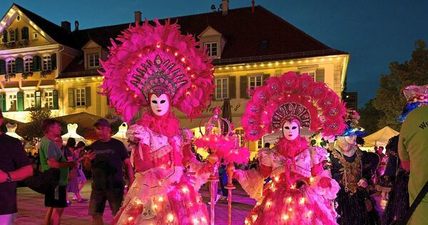 Maskenträger sind während der Venezianischen Messe wieder in Ludwigsburg unterwegs. Maskenträger sind während der Venezianischen Messe wieder in Ludwigsburg unterwegs.