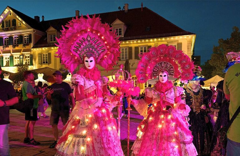 Maskenträger sind während der Venezianischen Messe wieder in Ludwigsburg unterwegs. Maskenträger sind während der Venezianischen Messe wieder in Ludwigsburg unterwegs.