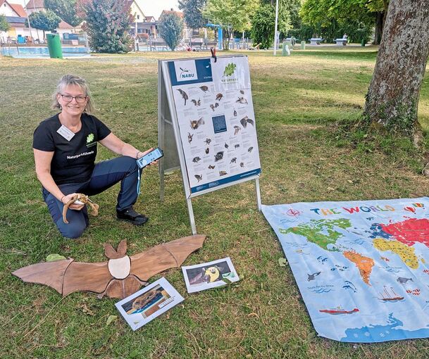 Christine Fiedler leitete den Fledermaus-Workshop; in den alten Bäumen des Schloss-Freibads Sachsenheim sind viele der flinken Flieger zuhause.