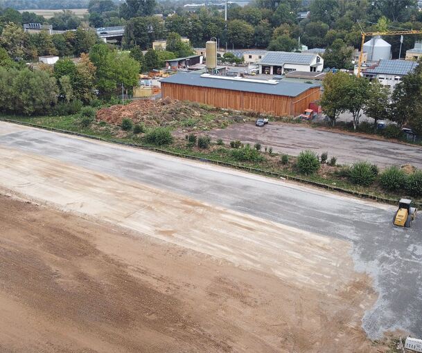 Die Fläche für die Energiezentrale und die Lagerhalle ist für die Tiefengründung vorbereitet. Dahinter sind der Häckselplatz und die Kläranlage zu sehen.