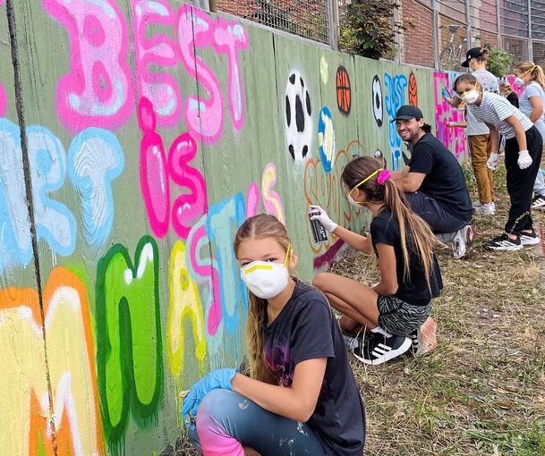 Die Schülerinnen und Schüler gestalten mit Künstler Fosi eine Betonwand. Die Schülerinnen und Schüler gestalten mit Künstler Fosi eine Betonwand.