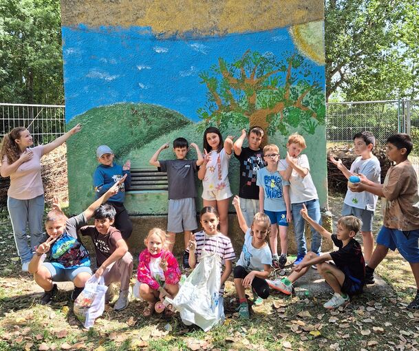 Die Grundschüler der Hirschbergschule haben die Wände des alten Trafoturms angemalt. Die Grundschüler der Hirschbergschule haben die Wände des alten Trafoturms angemalt.