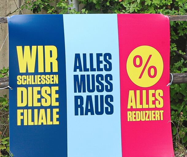 Schilder wie diese sorgen aktuell für Aufsehen an der Rofu-Kinderland-Filiale in Freiberg.