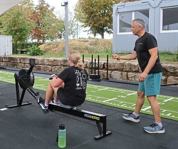 Sport machen an der frischen Luft: Das ist beim Hyrox-Training in der Fuchshofstraße möglich.