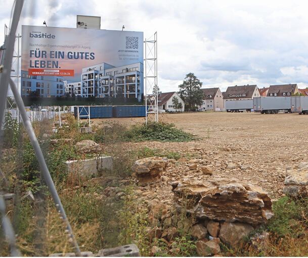 Mitte Juni war Vertriebsstart für den ersten Bauabschnitt mit 65 Wohnungen. Ein großes Plakat auf dem Gelände sowie weitere an dem Zaun werben um Käufer.