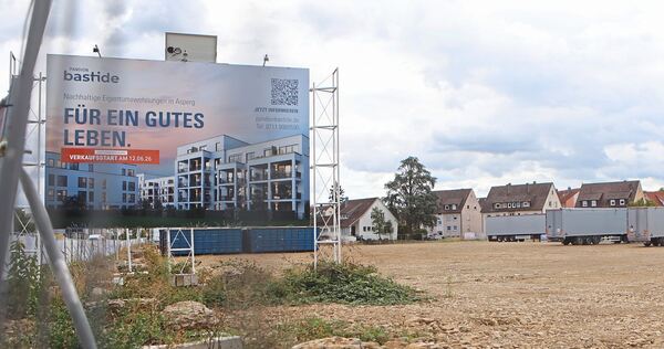 Mitte Juni war Vertriebsstart für den ersten Bauabschnitt mit 65 Wohnungen. Ein großes Plakat auf dem Gelände sowie weitere an d Mitte Juni war Vertriebsstart für den ersten Bauabschnitt mit 65 Wohnungen. Ein großes Plakat auf dem Gelände sowie weitere an dem Zaun werben um Käufer.