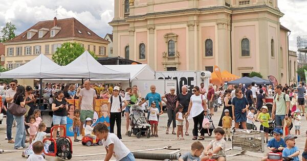 „Familienfreundlich“ ist weitaus mehr als Spiel und Spaß beim Kinderfest auf dem Marktplatz: Gefragt sind harte Faktoren von Arb „Familienfreundlich“ ist weitaus mehr als Spiel und Spaß beim Kinderfest auf dem Marktplatz: Gefragt sind harte Faktoren von Arbeit und Wohnen über Migration bis zur Gesundheit und Umwelt.