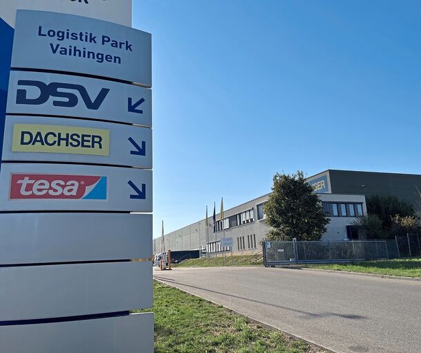 Noch prangt der Tesa-Schriftzug unter dem vom Dachser auf dem Wegweise im Logistikpark Vaihingen. Doch der Klebstoffspezialist aus Schleswig-Holstein verlagert seine Logistik bis nächsten Mai nach Bürstadt in Südhessen.