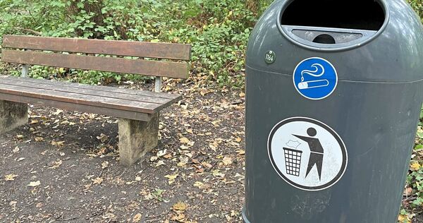 Rauchen erlaubt? Diesen Eindruck erwecken zumindest die Abfallbehälter mit dem Einsatz zum Ausdrücken von Zigarettenkippen und entsprechendem Aufkleber.
