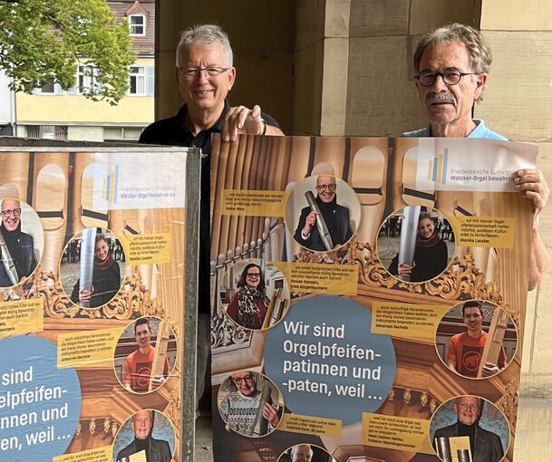 Unermüdlich: Der Vorsitzende des Fördervereins Walcker-Orgel, Konrad Seigfried (rechts) hängt in der Friedenskirche gemeinsam mit seinem Stellvertreter Siegfried Massier neue Plakate auf.
