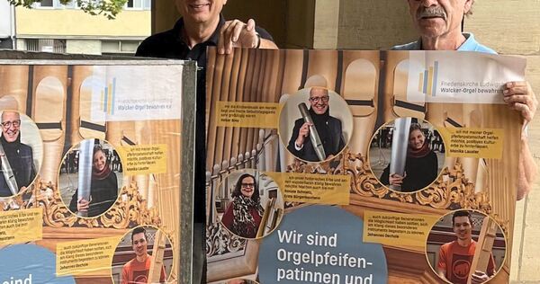 Unermüdlich: Der Vorsitzende des Fördervereins Walcker-Orgel, Konrad Seigfried (rechts) hängt in der Friedenskirche gemeinsam mit seinem Stellvertreter Siegfried Massier neue Plakate auf.