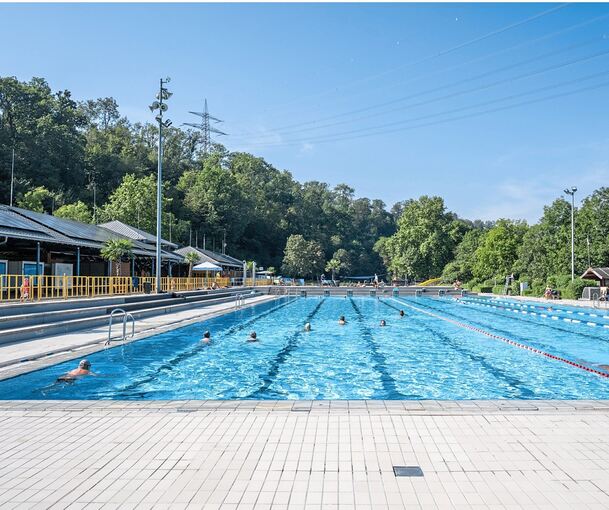 Großzügig! Das Schwimmer- und Sportbecken bietet allen Schwimmern Platz.
