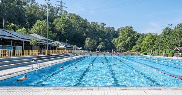 Großzügig! Das Schwimmer- und Sportbecken bietet allen Schwimmern Platz.