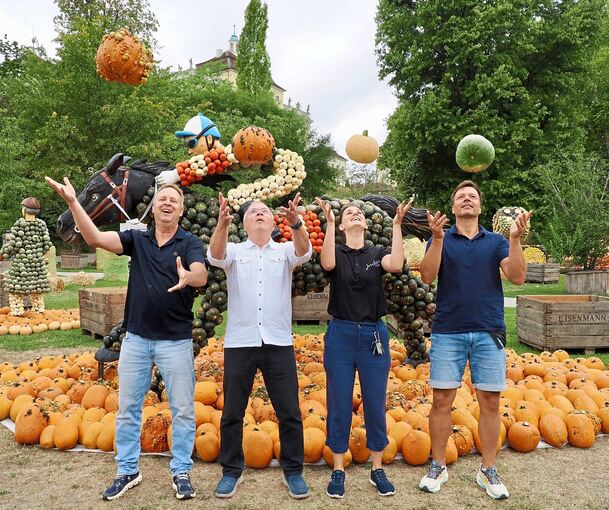 Auch sie haben am Spaß am Spiel mit Kürbissen (von links) Stefan Hinner (Jucker Farm), Blüba-Direktor Bernhard Gieß, Alisa Käfer (Jucker Farm) und Jens Eisenmann.