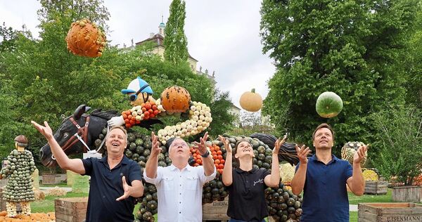 Auch sie haben am Spaß am Spiel mit Kürbissen (von links) Stefan Hinner (Jucker Farm), Blüba-Direktor Bernhard Gieß, Alisa Käfer (Jucker Farm) und Jens Eisenmann.