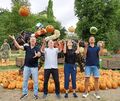 Auch sie haben am Spaß am Spiel mit Kürbissen (von links) Stefan Hinner (Jucker Farm), Blüba-Direktor Bernhard Gieß, Alisa Käfer Auch sie haben am Spaß am Spiel mit Kürbissen (von links) Stefan Hinner (Jucker Farm), Blüba-Direktor Bernhard Gieß, Alisa Käfer (Jucker Farm) und Jens Eisenmann.