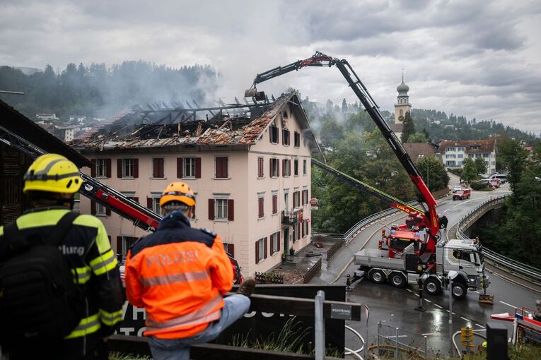 Fünf Vermisste nach Gebäudebrand in Graubünden Fünf Vermisste nach Gebäudebrand in Graubünden