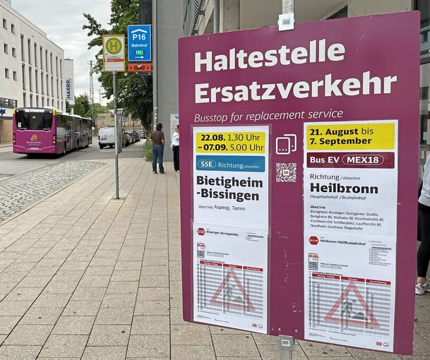 Einer der Ersatzbusse verlässt am Freitagmorgen die Haltestelle Ludwigsburg (Arena), laut Anzeige ist er auf „Betriebsfahrt“.