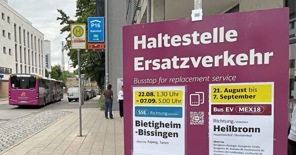 Einer der Ersatzbusse verlässt am Freitagmorgen die Haltestelle Ludwigsburg (Arena), laut Anzeige ist er auf „Betriebsfahrt“.