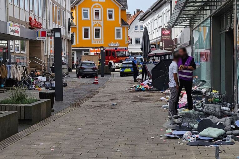 Auto rast durch Fußgängerzone