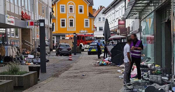 Auto rast durch Fußgängerzone