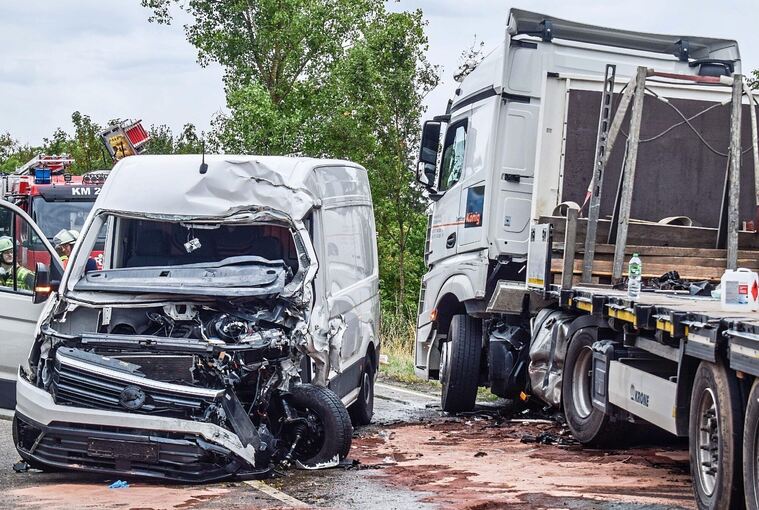 Der Fahrer des Transporters geriet auf die Gegenfahrbahn und prallte dort gegen einen Sattelzug. Der Fahrer des Transporters geriet auf die Gegenfahrbahn und prallte dort gegen einen Sattelzug.
