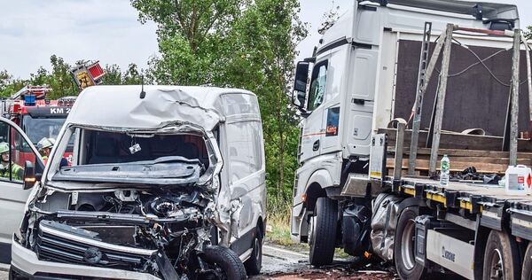 Der Fahrer des Transporters geriet auf die Gegenfahrbahn und prallte dort gegen einen Sattelzug.
