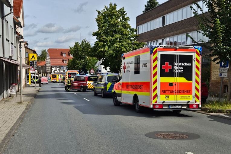 Auto rast durch Fußgängerzone