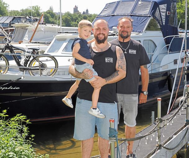 Drei Generationen für den Bootshafen: Vater Kai Walter (hinten), Sohn Kevin und Enkel Kian.