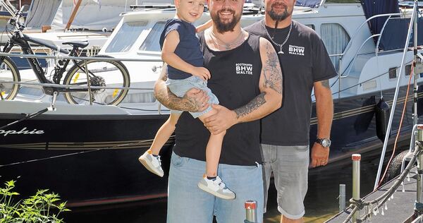 Drei Generationen für den Bootshafen: Vater Kai Walter (hinten), Sohn Kevin und Enkel Kian.