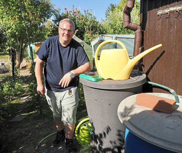 Mit dem Wasser aus den Regentonnen gießt Lars Knepper seine Brombeeren. Inzwischen sind sie aber fast leer.