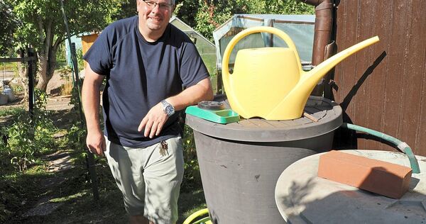 Mit dem Wasser aus den Regentonnen gießt Lars Knepper seine Brombeeren. Inzwischen sind sie aber fast leer.