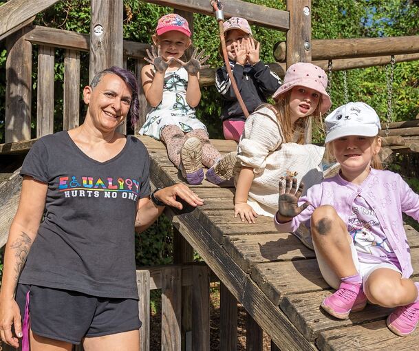 Elke Schumacher mit einigen Kindern aus der Blauen Gruppe. „Mir geht eigentlich jeden Tag das Herz auf“, sagt sie über ihren Alltag im Kifaz Poppenweiler.